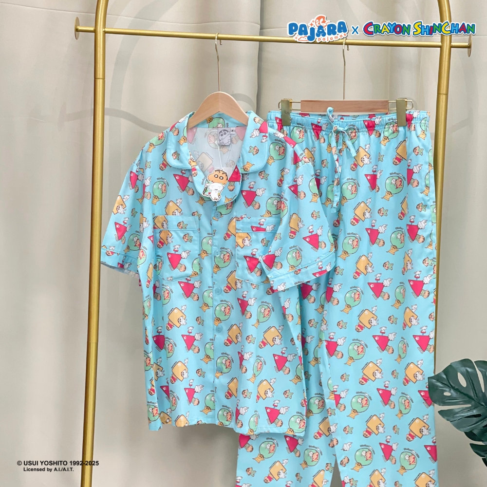 ชุดนอน ลาย ชินจัง 𝐂𝐑𝐀𝐘𝐎𝐍 𝐒𝐇𝐈𝐍𝐂𝐇𝐀𝐍 ลิขสิทธิ์แท้ ผ้า cotton satin แบรนด์ PAJARA (ช/ญ)(แขนสั้น-ขายาว F,ฟ้า🧊Blueberry