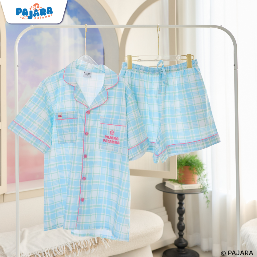 ชุดนอน Pajara Pajamas (Premium) รหัส PJR-SL-0014 ลาย Hello Daisy # 3 (แขนสั้น-ขาสั้น สีฟ้า พลัสไซส์)