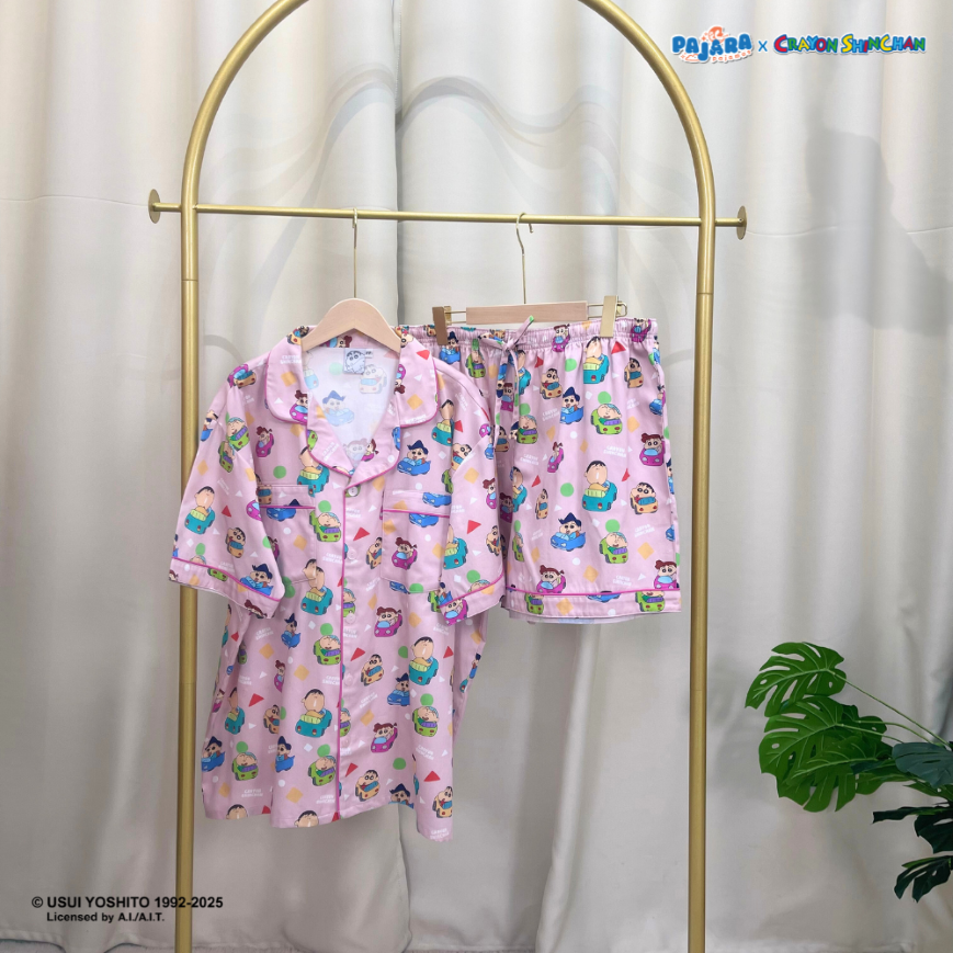 ชุดนอน Pajara Pajamas (Premium) รหัส SC-THU-0018 ลายชินจัง ขับรถ (แขนสั้น-ขาสั้น สีซมพู พลัสไซส์)