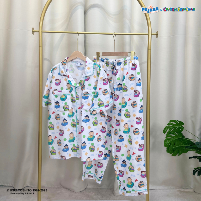 ชุดนอน Pajara Pajamas (Premium) รหัส SC-THU-0018 ลายชินจัง ขับรถ (แขนสั้น-ขายาว สีขาว ฟรีไซส์)