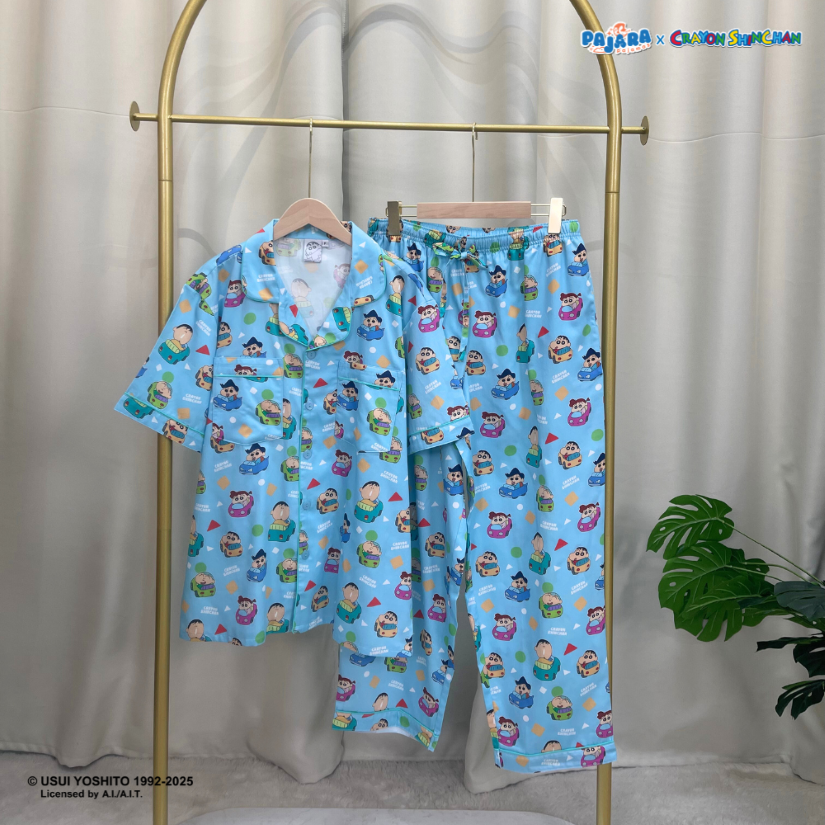 ชุดนอน Pajara Pajamas (Premium) รหัส SC-THU-0018 ลายชินจัง ขับรถ (แขนสั้น-ขายาว สีฟ้า ฟรีไซส์)