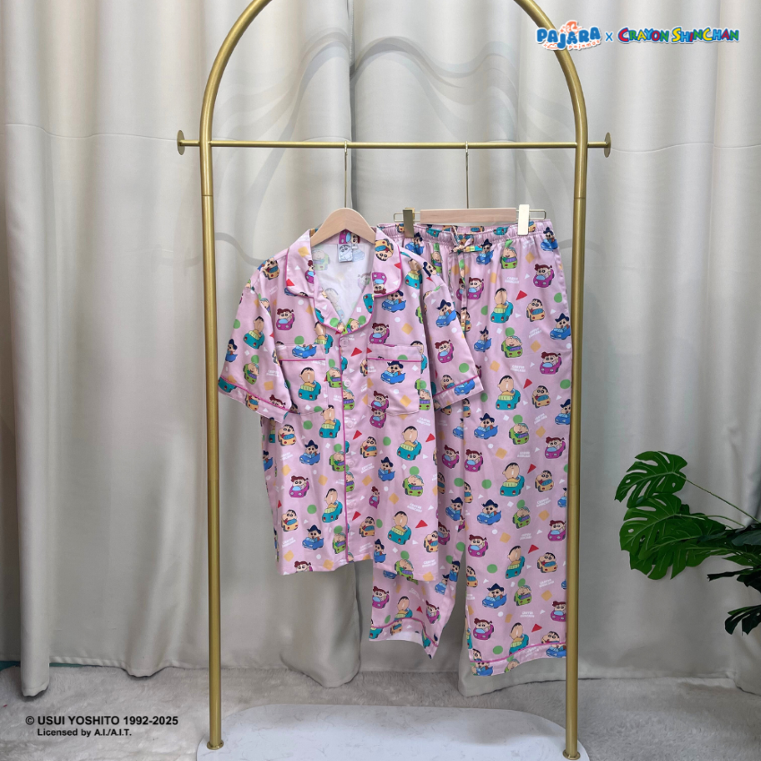 ชุดนอน Pajara Pajamas (Premium) รหัส SC-THU-0018 ลายชินจัง ขับรถ (แขนสั้น-ขายาว สีชมพู ฟรีไซส์)