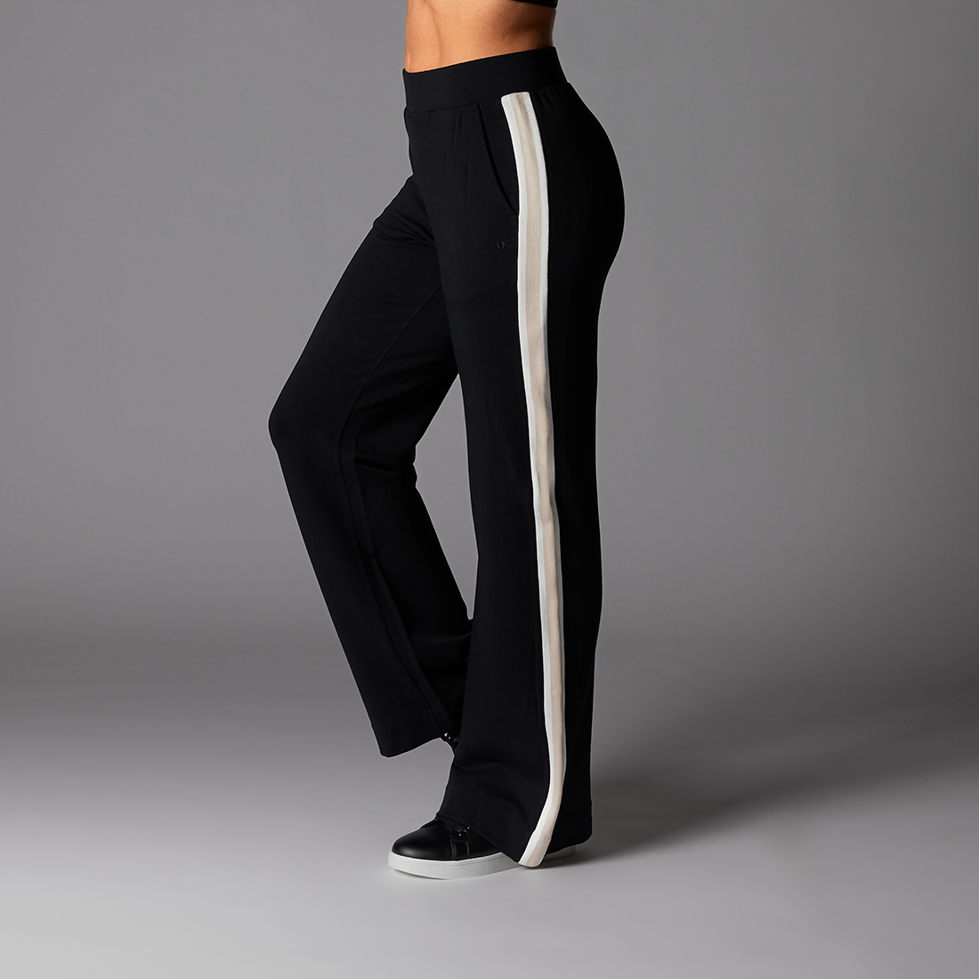 Tavi Noir แทวี นัวร์ กางเกงออกกำลังกาย รุ่น Cozy Wide Leg Pant